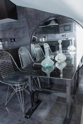 Theodore'S Maisonette Next To The Metro Station 아테네 외부 사진